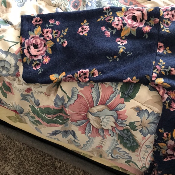 Beautiful rose print shirt! - Picture 3 of 5